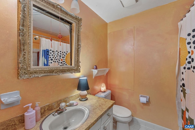 full bath featuring vanity, a shower with shower curtain, and toilet