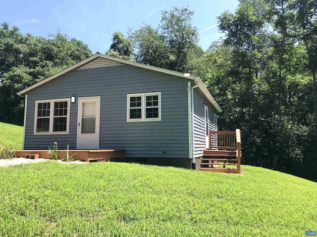 view of front facade with a front lawn