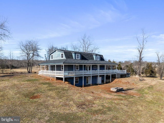 view of front facade featuring a front lawn