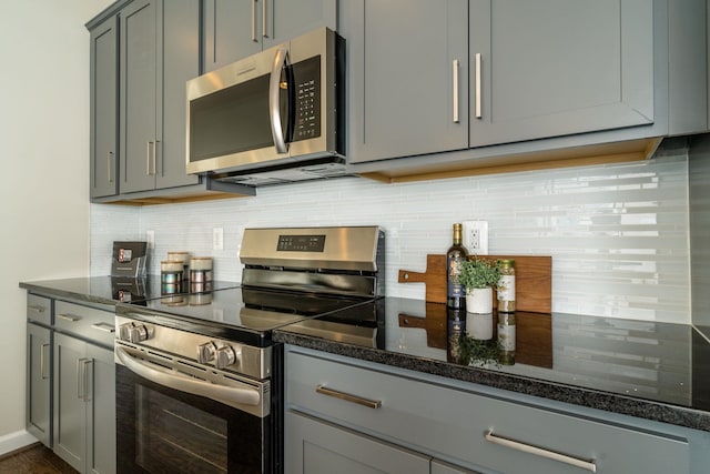 kitchen featuring tasteful backsplash, appliances with stainless steel finishes, and gray cabinets
