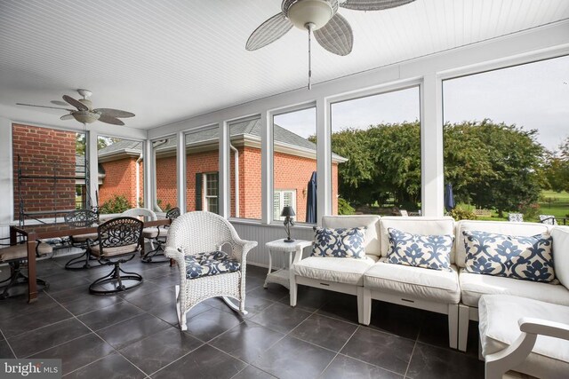 sunroom with ceiling fan