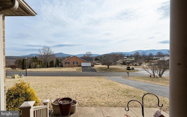 view of yard featuring a mountain view