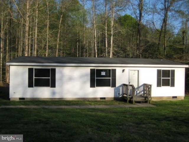 view of front of house with a front lawn and crawl space