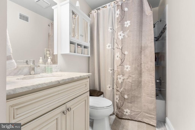 full bath with toilet, vanity, visible vents, and a shower with curtain