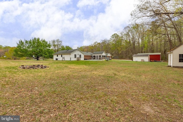 view of yard featuring an outdoor structure