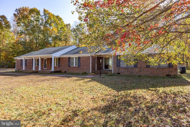 ranch-style home featuring brick siding, a front lawn, and crawl space