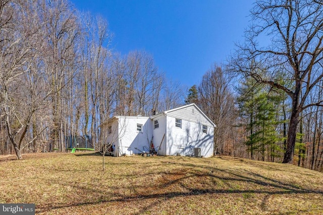 view of side of home featuring stucco siding and a lawn