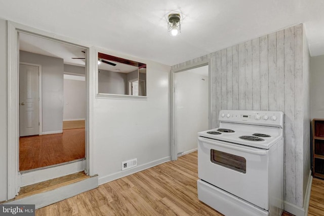 kitchen with wood finished floors, baseboards, visible vents, white range with electric cooktop, and ceiling fan