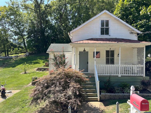 view of front facade featuring a front lawn and covered porch