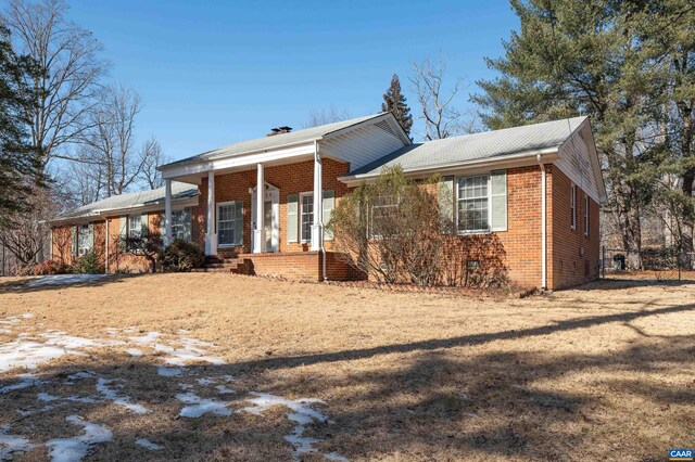 view of front facade with a front lawn and covered porch