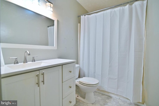 full bathroom featuring toilet, a shower with curtain, and vanity
