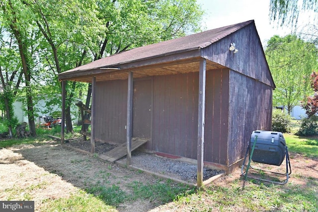 view of outbuilding with an outbuilding
