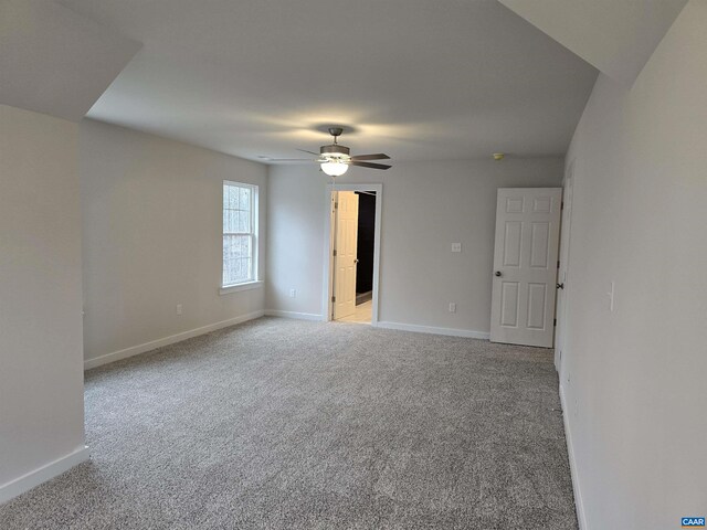 carpeted empty room featuring ceiling fan