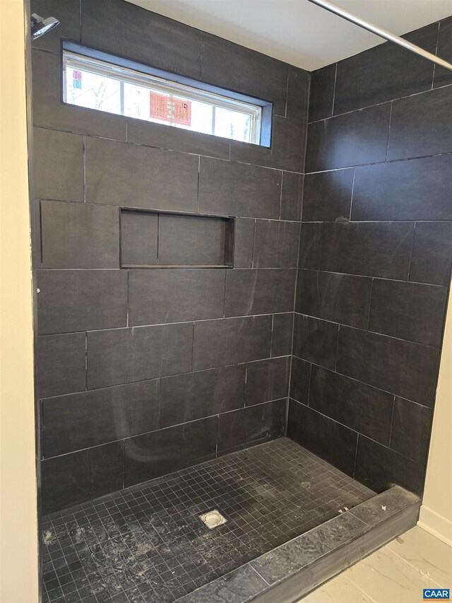 bathroom featuring a tile shower