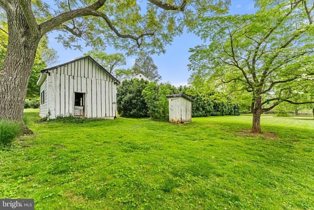 view of yard featuring a shed