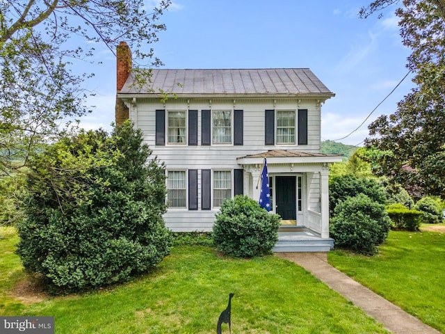 colonial home featuring a front yard