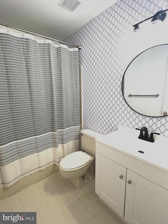 bathroom with vanity, toilet, and a shower with shower curtain