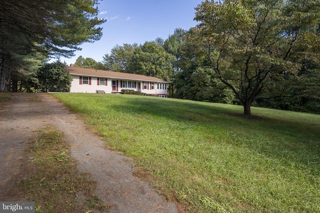 single story home with a front lawn