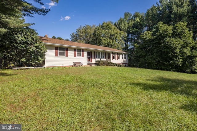 view of front of home featuring a front yard