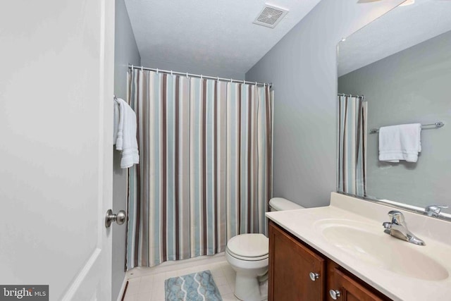 full bath featuring tile patterned flooring, toilet, vanity, visible vents, and a shower with curtain