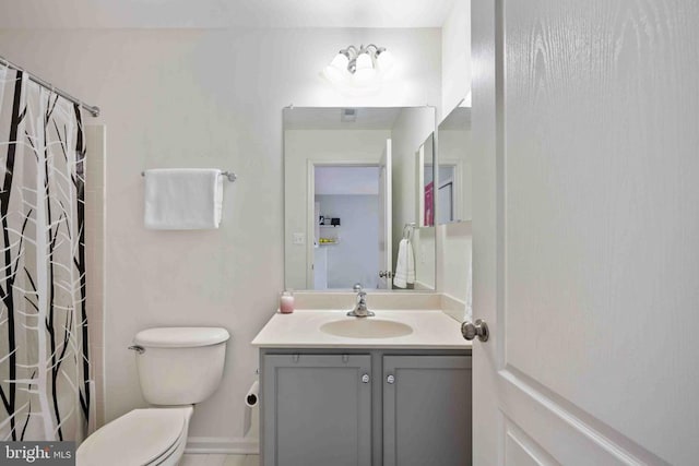 bathroom with a shower with curtain, vanity, and toilet