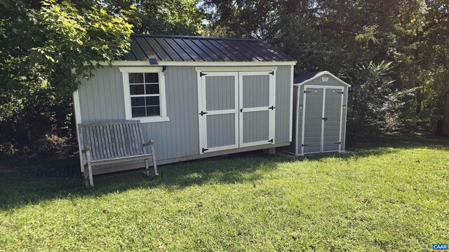 view of outdoor structure with a yard