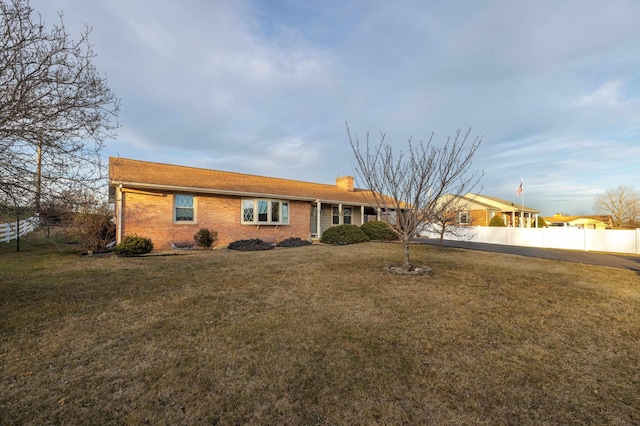 single story home with a front yard