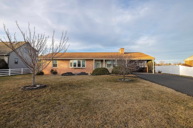 ranch-style house featuring a front yard