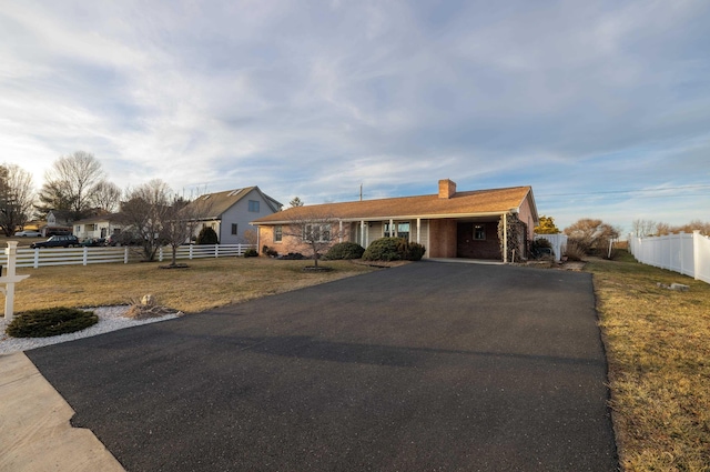 single story home featuring a front lawn