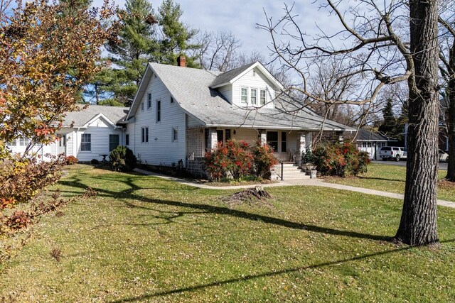 view of front facade featuring a front yard