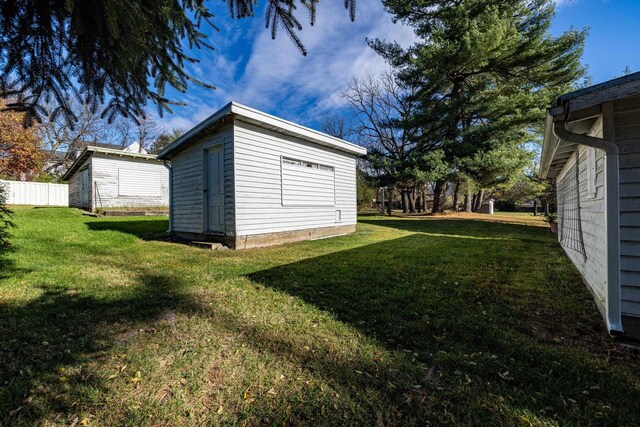 view of yard with an outbuilding