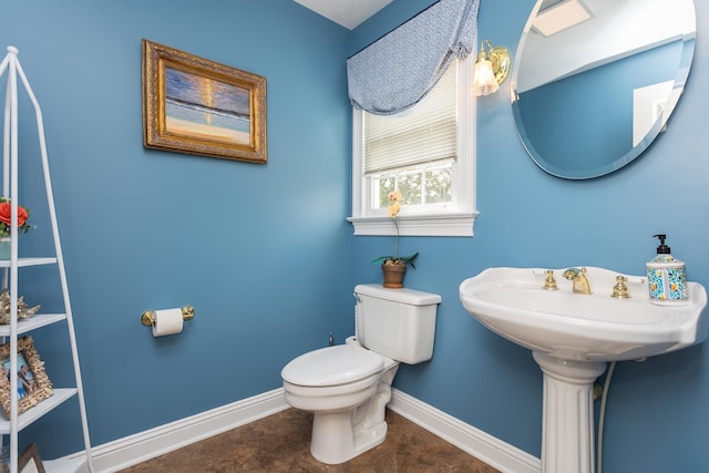 bathroom featuring toilet, baseboards, and tile patterned floors