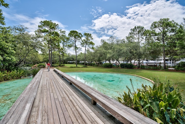 view of swimming pool featuring a lawn