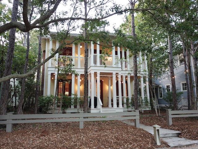 view of front facade featuring a balcony