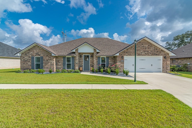 view of front facade featuring a garage and a front yard