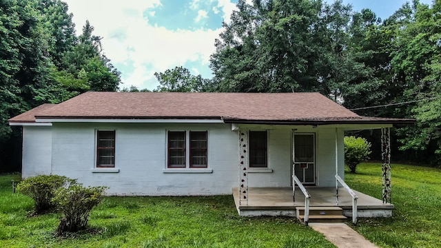 view of front of house with a front yard