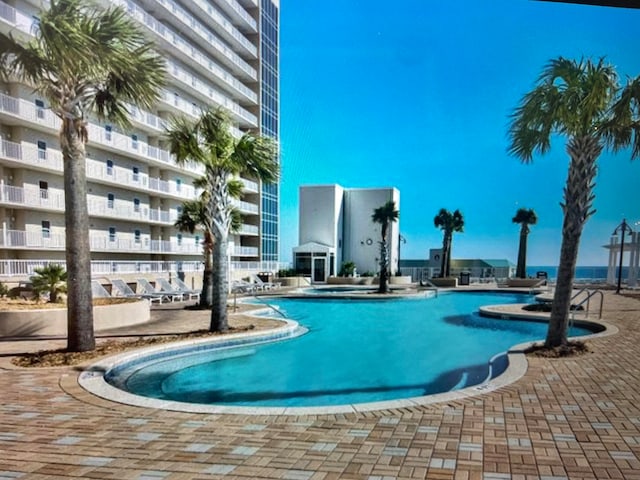 view of swimming pool