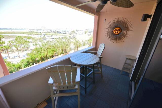 balcony featuring ceiling fan