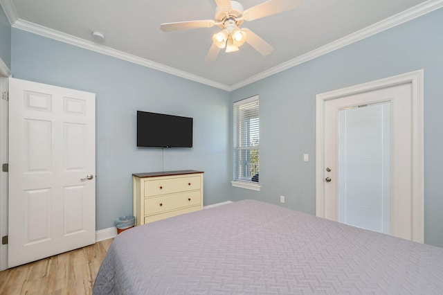 bedroom featuring crown molding, light hardwood / wood-style flooring, and ceiling fan