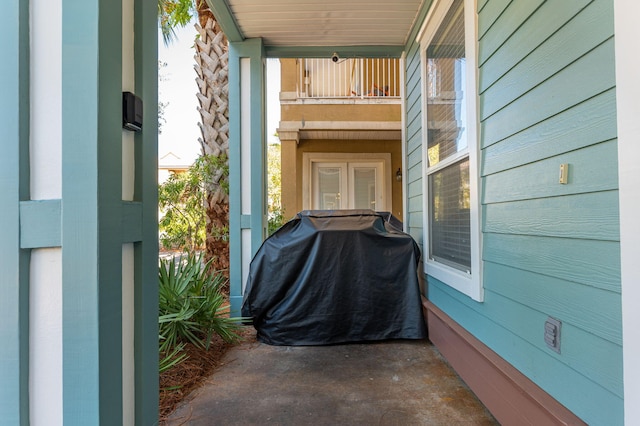 entrance to property featuring a balcony