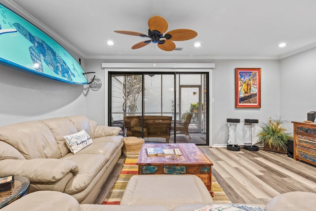 living room featuring ornamental molding, light hardwood / wood-style floors, and ceiling fan