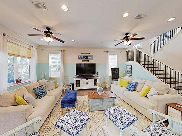 living room with light hardwood / wood-style floors and ceiling fan