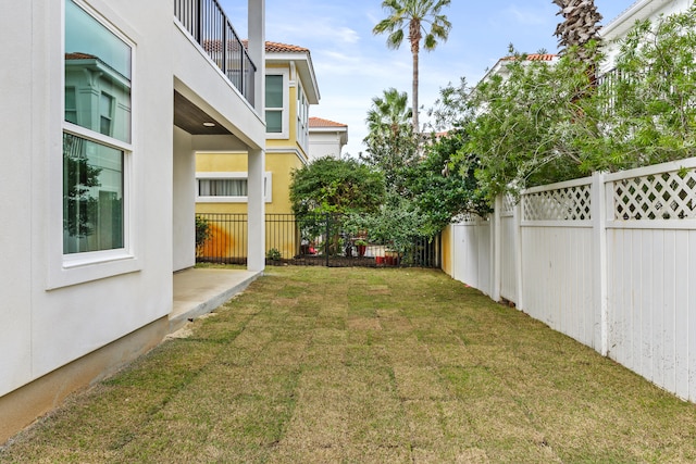 view of yard featuring a balcony