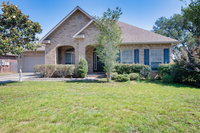 view of front facade featuring a front yard and a garage