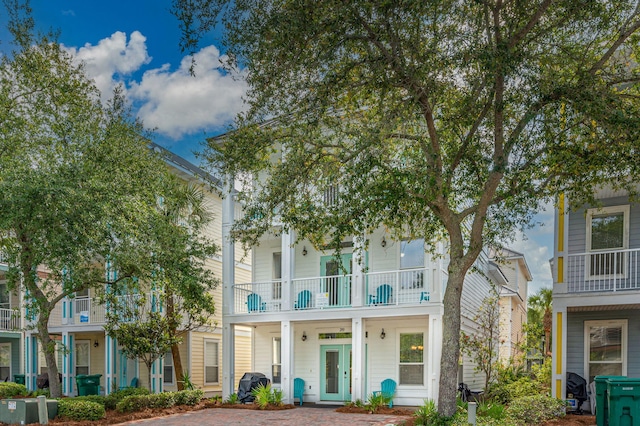 view of front of property featuring a balcony