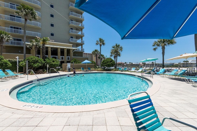 view of swimming pool