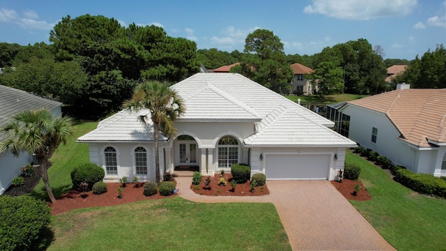 view of front of property featuring a front yard and a garage