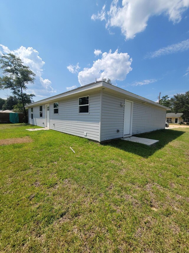 exterior space featuring a lawn