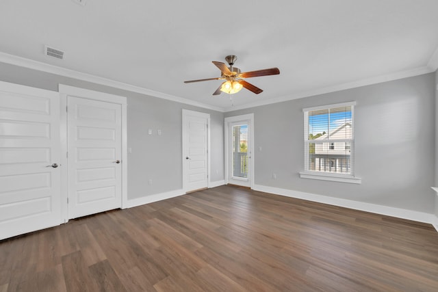 empty room with ceiling fan, dark wood-type flooring, and crown molding