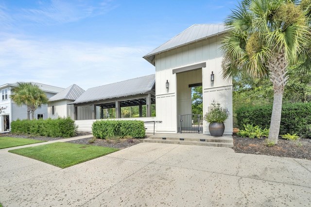 view of front of property